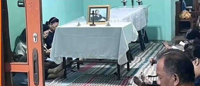Para pelayat hadir di kediaman duka Clara Sumarwati sebelum jasadnya dimakamkan. [Instagram]